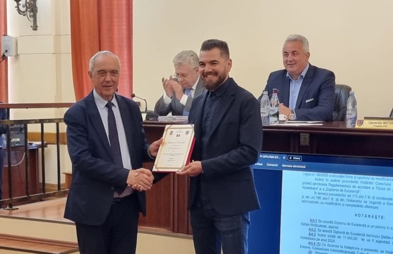 Alpinistul Adrian Ahrițculesei, premiat în ședința de plen a Consiliului județean Hunedoara