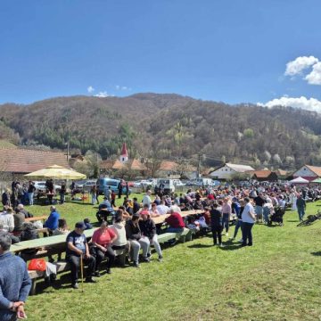 Momârlanii din Valea Jiului au început sezonul nedeilor în satele Petrilei