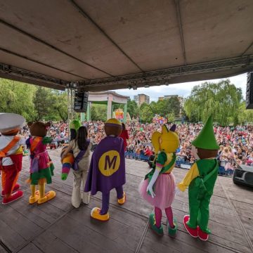 La Petroșani au început ”Serbările Bucuriei” cu ”Gașca Zurli” și mii de copii fericiți