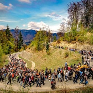 În Vinerea Mare, credincioșii ortodocși pornesc din nou pe ”Drumul crucii” spre Golgota de la Straja