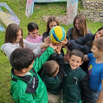 Dreptul copiilor la timp liber și recreere, evidențiat la Petrila într-o activitate a Organizației Salvați Copiii