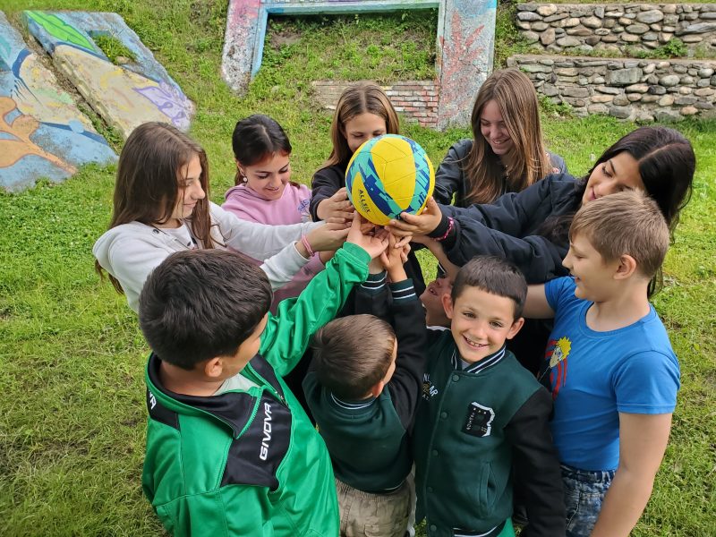 Dreptul copiilor la timp liber și recreere, evidențiat la Petrila într-o activitate a Organizației Salvați Copiii