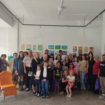 Premii pentru laureații concursului de desen ”Lupul de argint” de la Lupeni