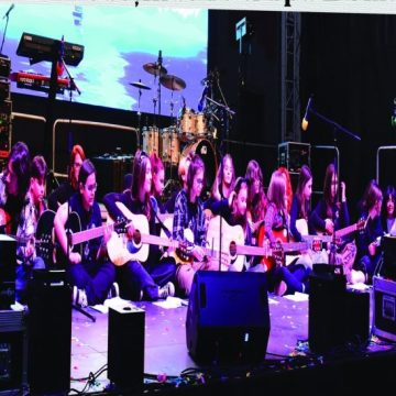 Concert de folk la Biblioteca județeană „Ovid Densușianu” Deva