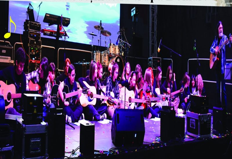 Concert de folk la Biblioteca județeană „Ovid Densușianu” Deva