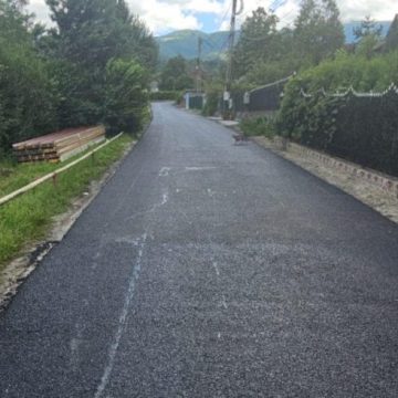 Primul asfalt pe strada Morii din municipiul Vulcan