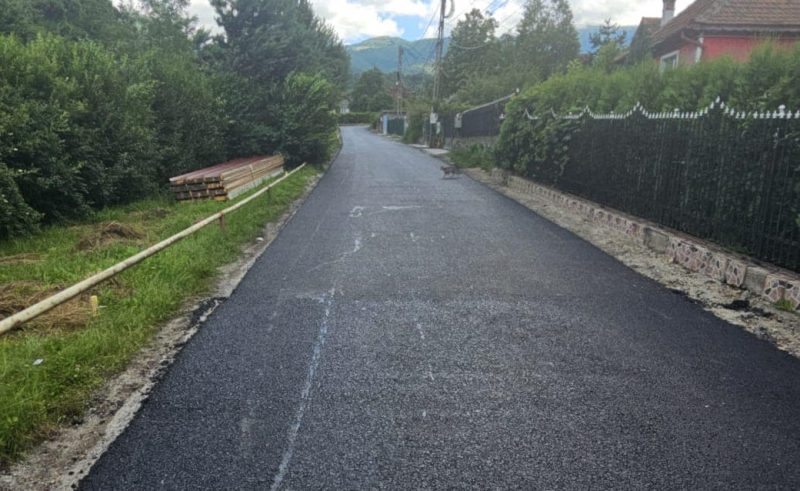 Primul asfalt pe strada Morii din municipiul Vulcan