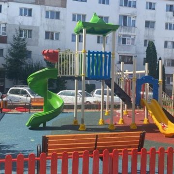 Noi locuri de joacă pentru copii în cartierele municipiului Petroșani