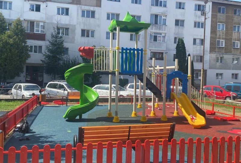 Noi locuri de joacă pentru copii în cartierele municipiului Petroșani