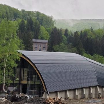 S-au reluat lucrările la construcția Bazinului didactic de înot de la Lupeni