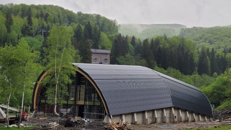 S-au reluat lucrările la construcția Bazinului didactic de înot de la Lupeni