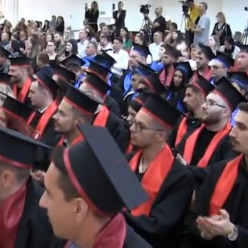 „Gaudeamus igitur” pentru o nouă promoție de absolvenți ai Facultății de Inginerie Mecanică și Electrică de la Universitatea din Petroșani