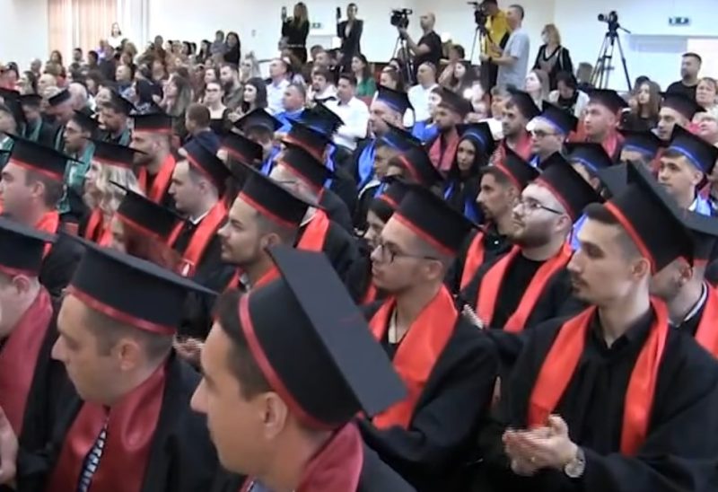 „Gaudeamus igitur” pentru o nouă promoție de absolvenți ai Facultății de Inginerie Mecanică și Electrică de la Universitatea din Petroșani