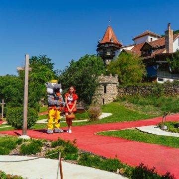 Sărbătorește-ți copilul într-un decor de vis cu facilități de top la Castelul Lupilor Transilvania