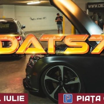 Zeci de mașini tunate pot fi admirate în parcarea din Piața Cetății Deva