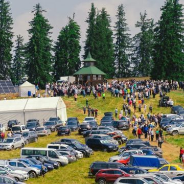 Sărbătoare cu recunoștință și credință la Nedeia din Poiana Muierii, tradiție multiseculară a momârlanilor petrileni