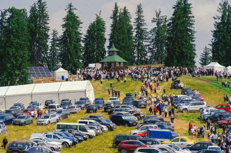 Sărbătoare cu recunoștință și credință la Nedeia din Poiana Muierii, tradiție multiseculară a momârlanilor petrileni