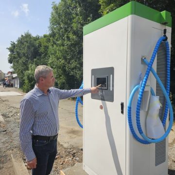 La Petroșani a început montarea stațiilor de încărcare pentru autobuzele electrice