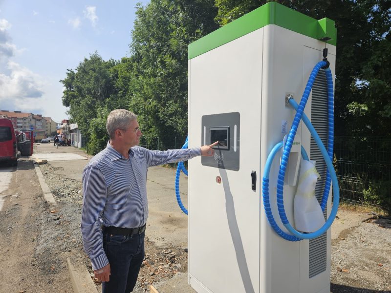 La Petroșani a început montarea stațiilor de încărcare pentru autobuzele electrice