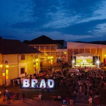 Ediția 2024 a ”Opera Nights” se deschide pe 17 iulie cu ”La Traviata” de Verdi în Piața Aurului din Brad