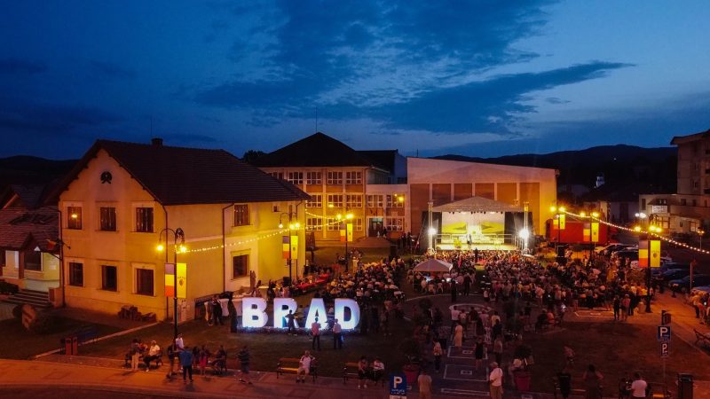 Ediția 2024 a ”Opera Nights” se deschide pe 17 iulie cu ”La Traviata” de Verdi în Piața Aurului din Brad