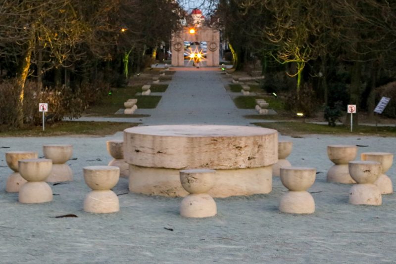 Ansamblul Monumental „Calea Eroilor“, realizat de Constantin Brâncuși la Târgu Jiu, și Frontierele Imperiului Roman – Dacia au fost înscrise în Lista  Patrimoniului Mondial UNESCO
