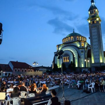 ”My Fair Lady”, spectacol prezentat în premieră la „Opera Nights” în Piața Victoriei din Orăștie