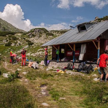 Salvamont Lupeni asigură de la 1 iulie permanența la Refugiul Bucura din Munții Retezat