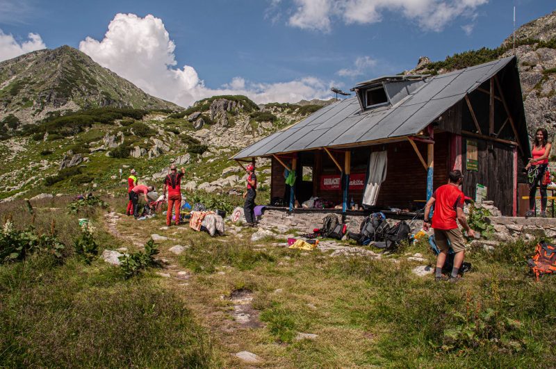 Salvamont Lupeni asigură de la 1 iulie permanența la Refugiul Bucura din Munții Retezat