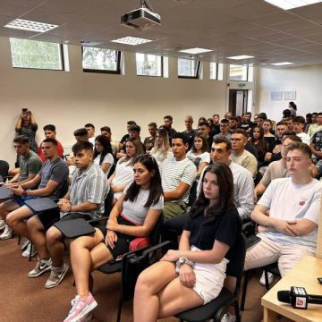 În stațiunea Geoagiu Băi a început prima ediție a taberei „Mândri de valorile României”