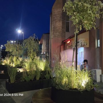 Zonă de promenadă cu mobilier urban modern și eleganță estetică, la Lupeni