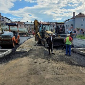 Lucrările de pe șantierele de investiții publice din Lupeni s-au reluat în forță