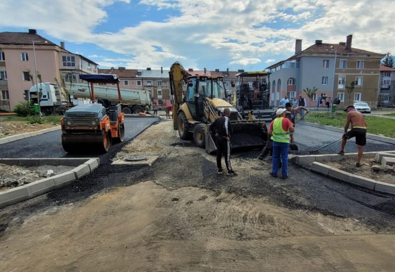 Lucrările de pe șantierele de investiții publice din Lupeni s-au reluat în forță