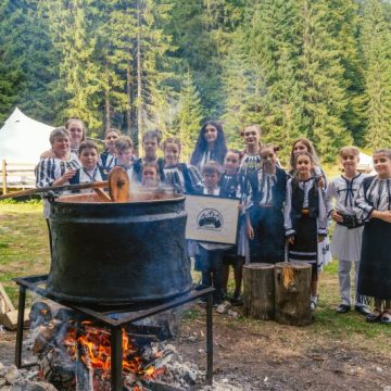 Competiție sportivă combinată cu tradiții și răsfățuri din Ținutul Momârlanilor, la Oslea Run 2024