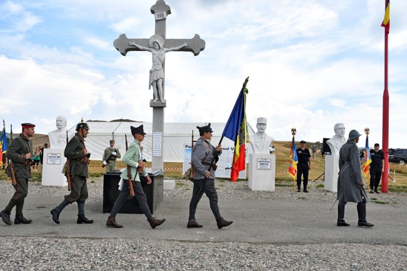 Ceremonii emoționante la Memorialul Eroilor de la Pasul Vâlcan, în cea de-a IX-a ediție a ceremonialului „Prin Război spre Marea Unire”