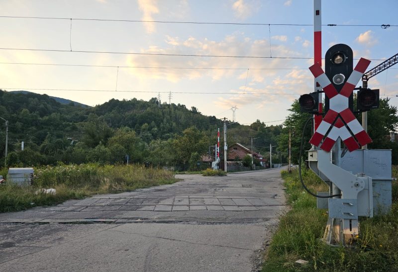 Lucrări de reabilitare a trecerii la nivel cu calea ferată la Vulcan