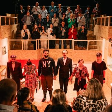 ”Flori de mină” din suflete cernite într-un spectacol dureros și curajos, prezentat în debutul stagiunii 2024-2025, la Teatrul „I.D. Sîrbu” din Petroșani