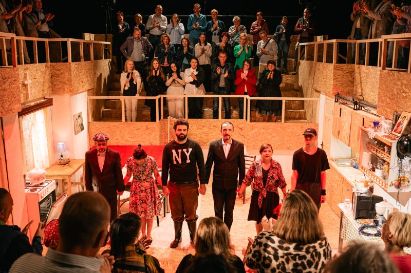”Flori de mină” din suflete cernite într-un spectacol dureros și curajos, prezentat în debutul stagiunii 2024-2025, la Teatrul „I.D. Sîrbu” din Petroșani