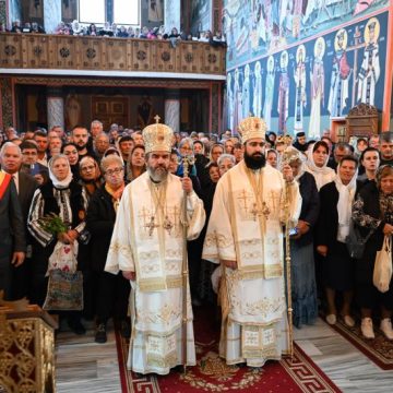 Mănăstirea de pe Valea Ungurului a fost târnosită cu hramurile „Sfinții Apostoli Petru și Pavel” și „Sfântul Ierarh Iosif cel Nou de la Partoș, mitropolitul Banatului”