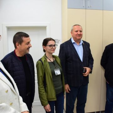 Complet modernizat cu fonduri alocate de Consiliul Județean Hunedoara, Centrul Biblionet din cadrul Bibliotecii Județene „Ovid Densusianu” Hunedoara – Deva și-a redeschis porțile