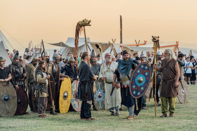 Dac Fest a ajuns o stare de spirit, un festival internațional în care trecutul se împletește cu prezentul în Terra Dacica Aeterna la Festivalul „Dac Fest – Sub semnul lupului”