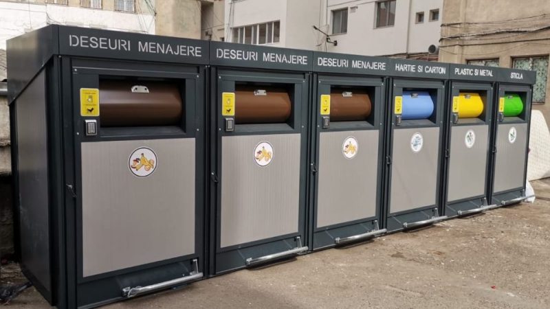 La Vulcan se montează insule ecologice pentru colectarea deșeurilor
