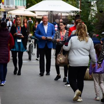 Bibliotecarii de la ”Ovid Densușianu” au ieșit în stradă pentru a promova ”Salonul Hunedorean al Cărții”