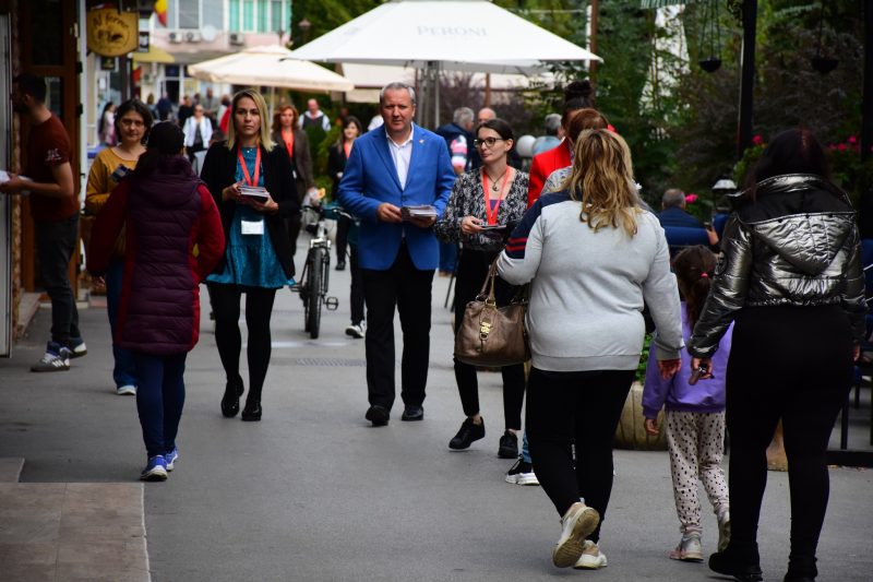 Bibliotecarii de la ”Ovid Densușianu” au ieșit în stradă pentru a promova ”Salonul Hunedorean al Cărții”