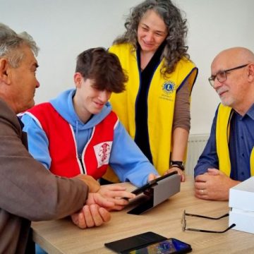 Seniorii Devei fac primii pași în lumea digitală, cu Tableta Lions