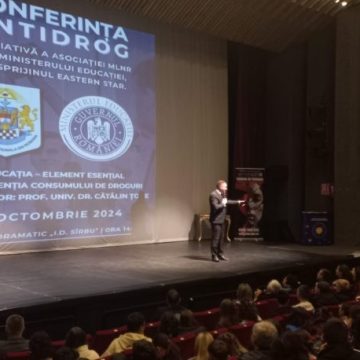 Prof. Univ. Dr. Cătălin Țone – expert antidrog a conferențiat pentru sute de tineri din Valea Jiului