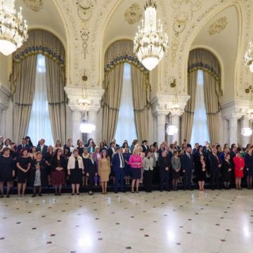 Trei școli hunedorene decorate cu „Meritul pentru Învățământ” de Președintele României