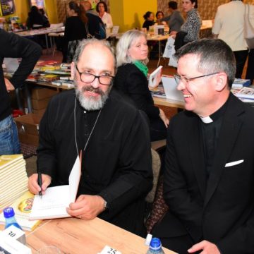 Dialog sub semnul spiritualității și al ecumenismului cu Părintele Constantin Necula și Părintele Francisc Doboș, la Salonul Hunedorean al Cărții