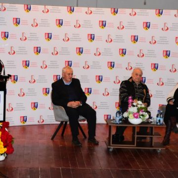 Cărturar și om de spirit, scriitorul Dumitru Hurubă a fost sărbătorit de Biblioteca județeană „Ovid Densușianu”