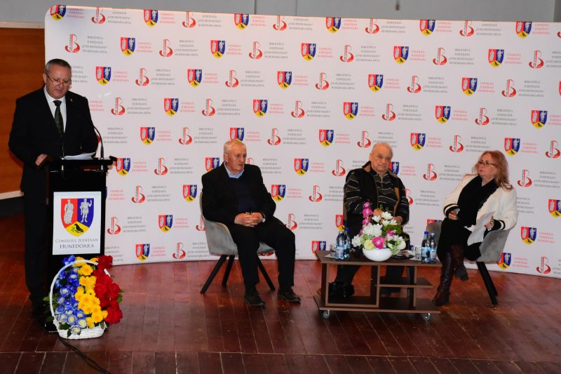 Cărturar și om de spirit, scriitorul Dumitru Hurubă a fost sărbătorit de Biblioteca județeană „Ovid Densușianu”